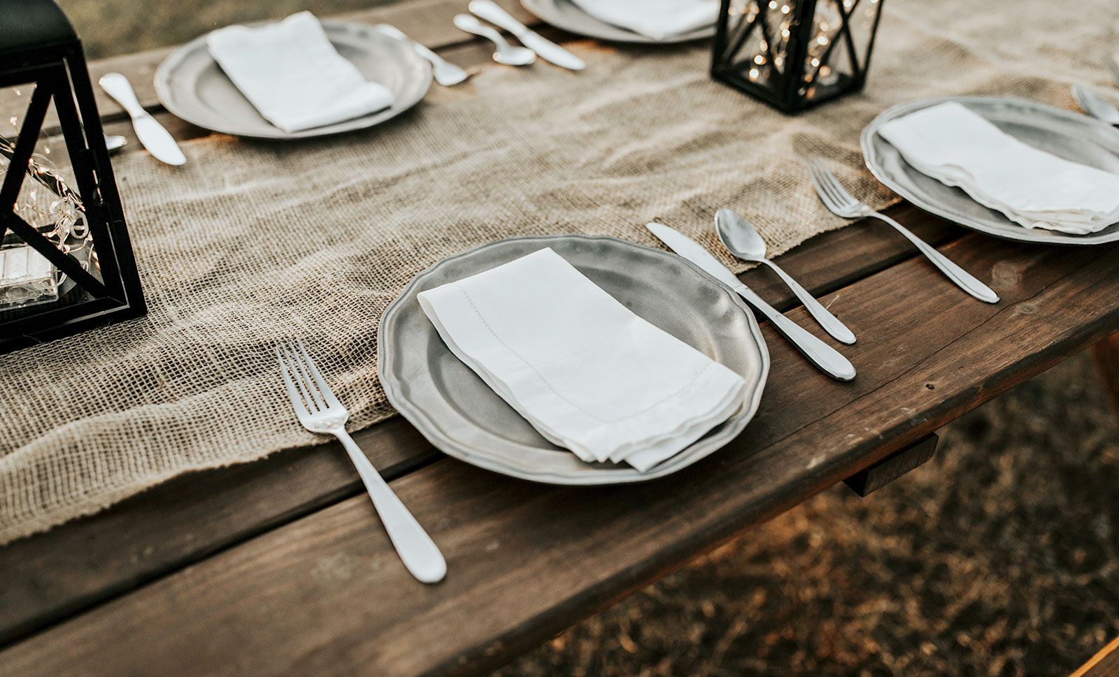 A table with dining utensils